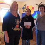 Astrid Schlosser und Ursula Vogel bei der Spendenübergabe an Sterntaler-Beauftragte Beate Däuwel (Mitte)