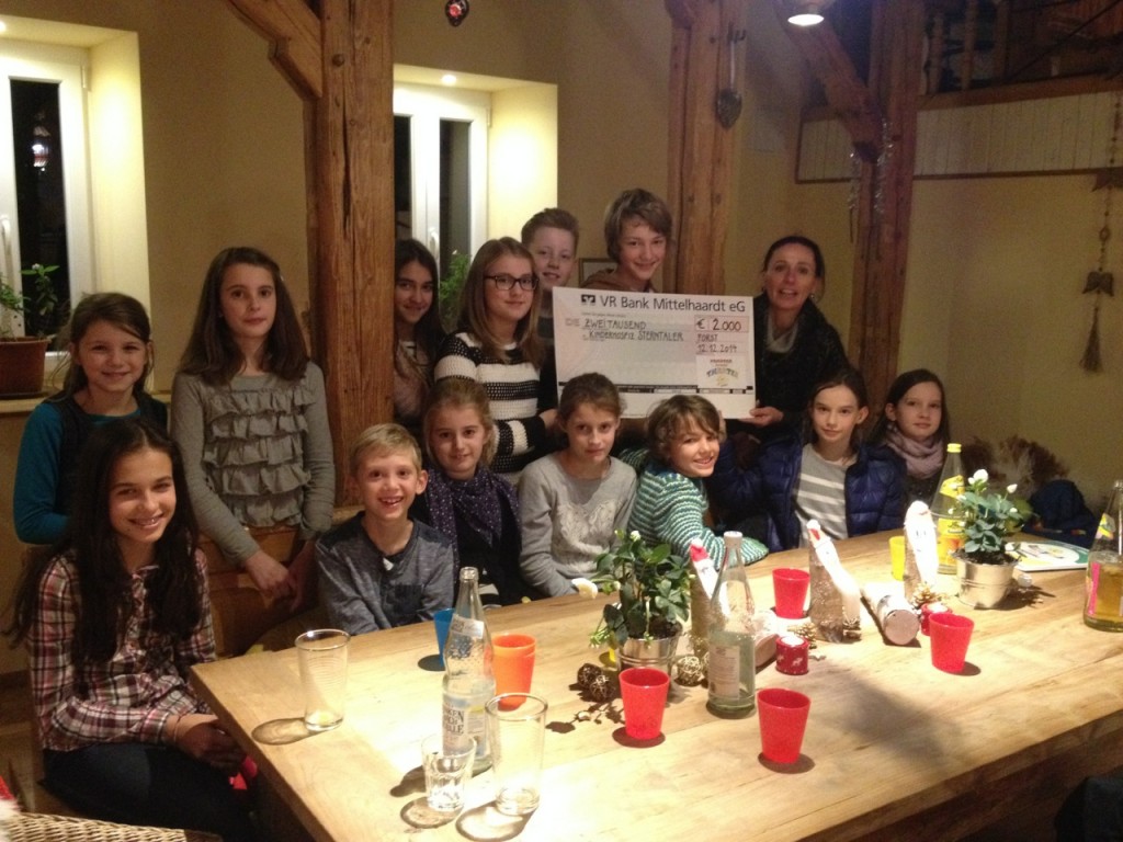 Das Forster Kindertheater übergibt Spenden