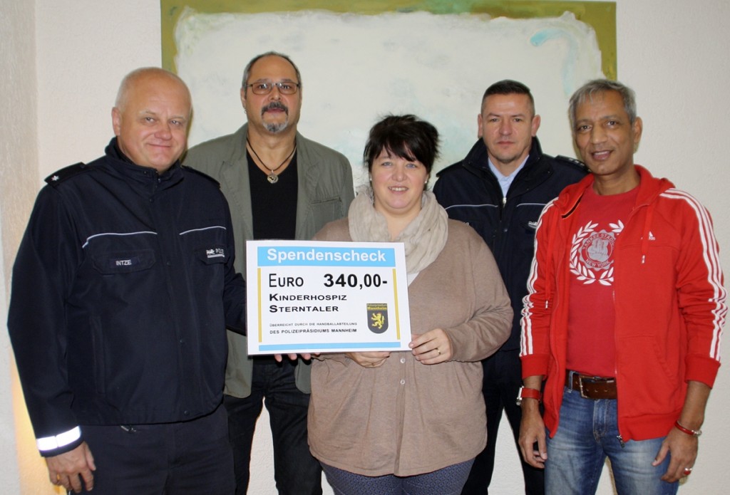Handballteam des Polizeipräsidiums Mannheim überreichte Spendenscheck