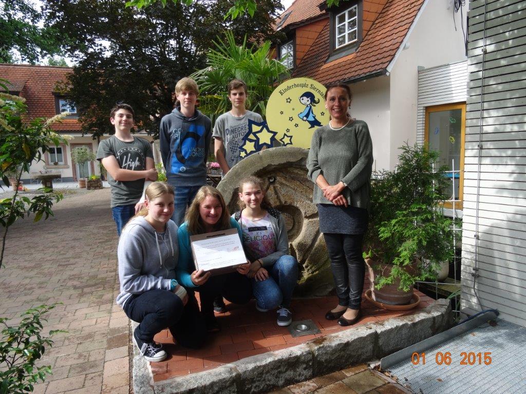 Bornheimer Konfirmanden überbringen persönlich ihre Spende