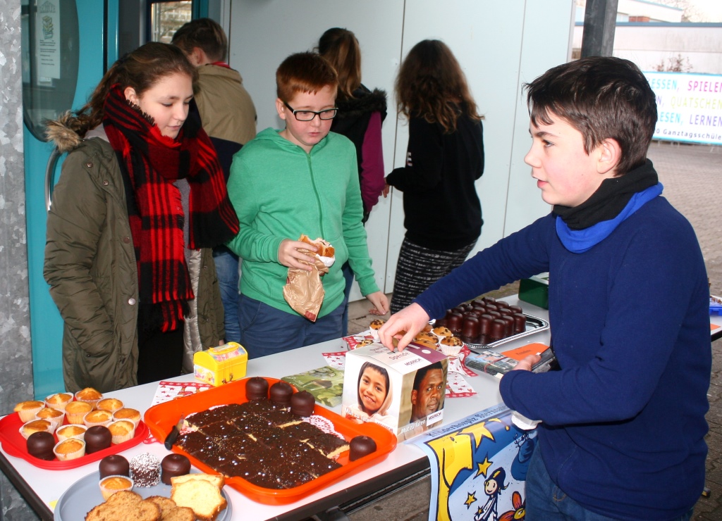 Katholische Religionsklassen 7 der IGS Wörth verkaufen Kuchen für Kinderhospiz Sterntaler