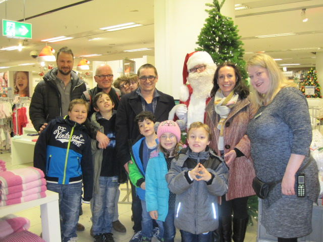 Kunden und Mitarbeiter der GALERIA Kaufhof GmbH Landau erfüllten Weihnachtswünsche