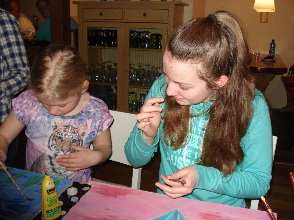 Kleine Künstler in der Holzwerkstatt