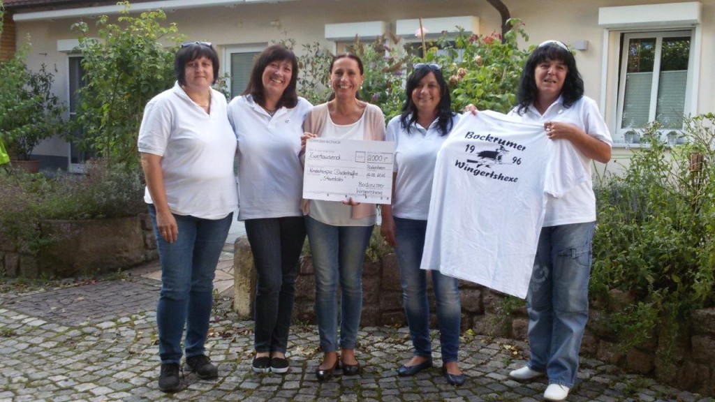 Bockrumer Wingertshexe übergeben Spende ans Kinderhospiz Sterntaler