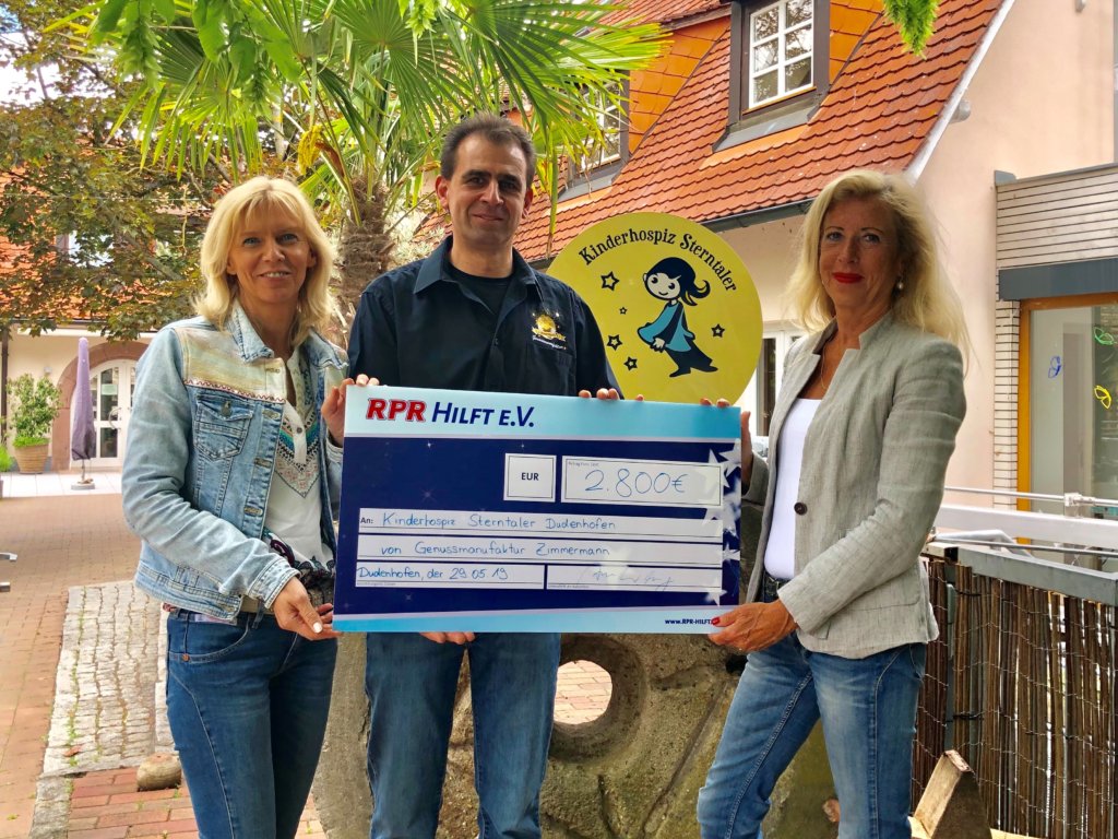 Genussmanufaktur Zimmermann und RPR 1 Hilft e.V. übergeben Spende an Kinderhospiz Sterntaler