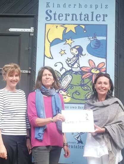 Galeristin Anja Hey und die Künstlerin Marion Weisner überreichten Spendenscheck