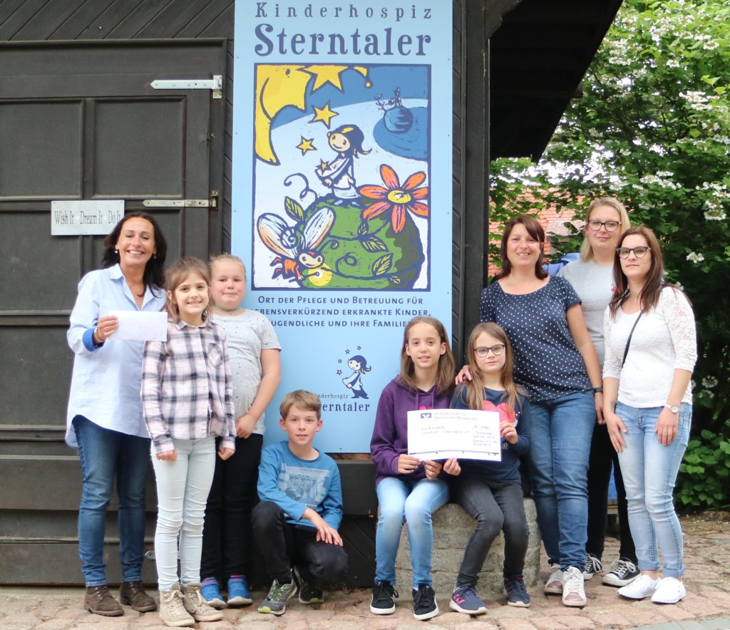 Spendenübergabe der Kommunionkinder aus Busenberg
