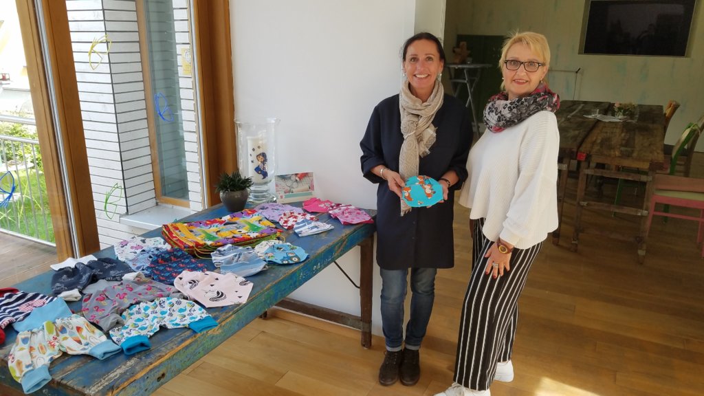 Monika Landt Meier übergibt wunderschöne Kreation an Sterntaler