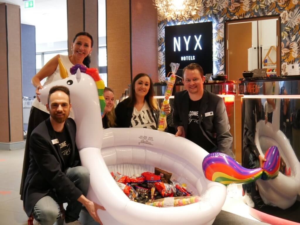 Süße Spende des NYX Hotel Mannheim ans Kinderhospiz
