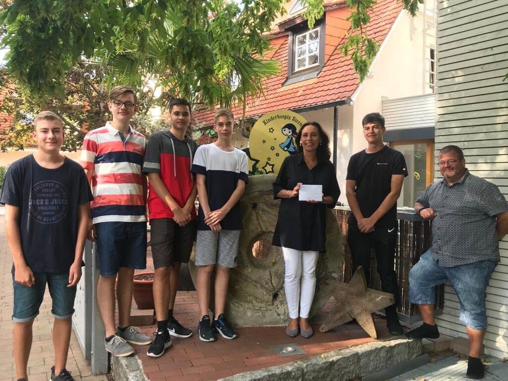 Kuchenverkauf der Montags-Firmgruppe aus Rheingönheim