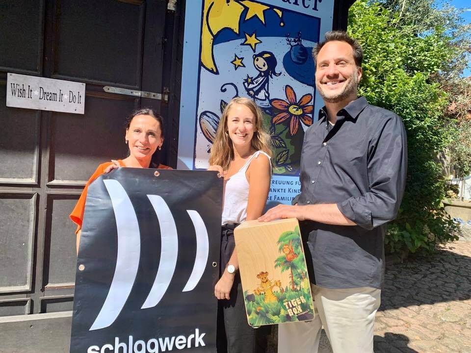 Daniel Fleischmann übergibt „Tiger-Box-Cajon“ der Firma SCHLAGWERK
