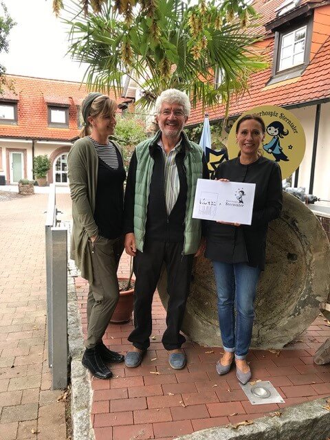 Spendenübergabe von Künstler Herbert Nicklis und Galeristin Anja Hey