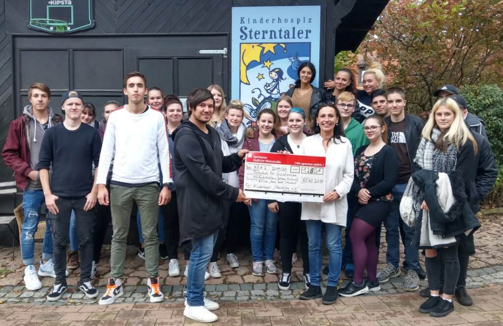 Spendenübergabe der Auszubildenden Heilerziehungsassistenz II (Fachschule für Sozialwesen der Johannes-Diakonie) an das Kinderhospiz Sterntaler