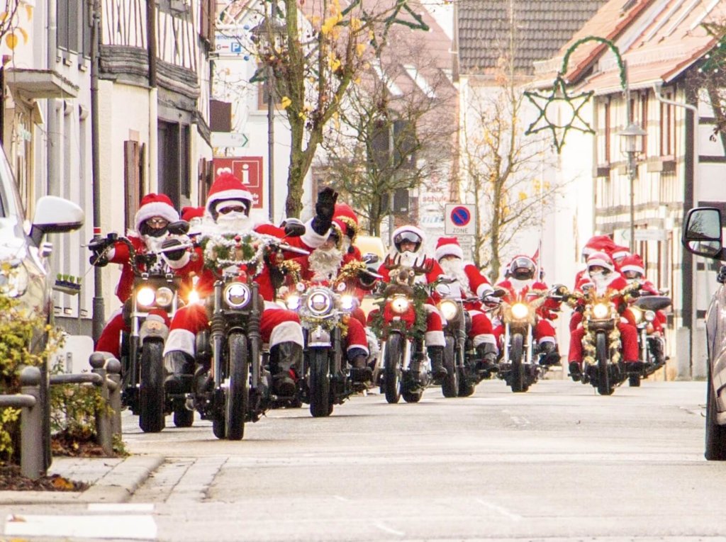 On the Road again… Die großartigen „Harley Santas”!