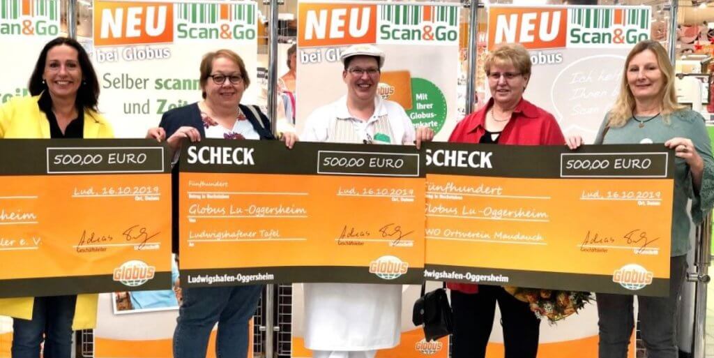 Globus Markt (Lu) Mitarbeiterin des Jahres Anja Pregartner spendet den Erlös