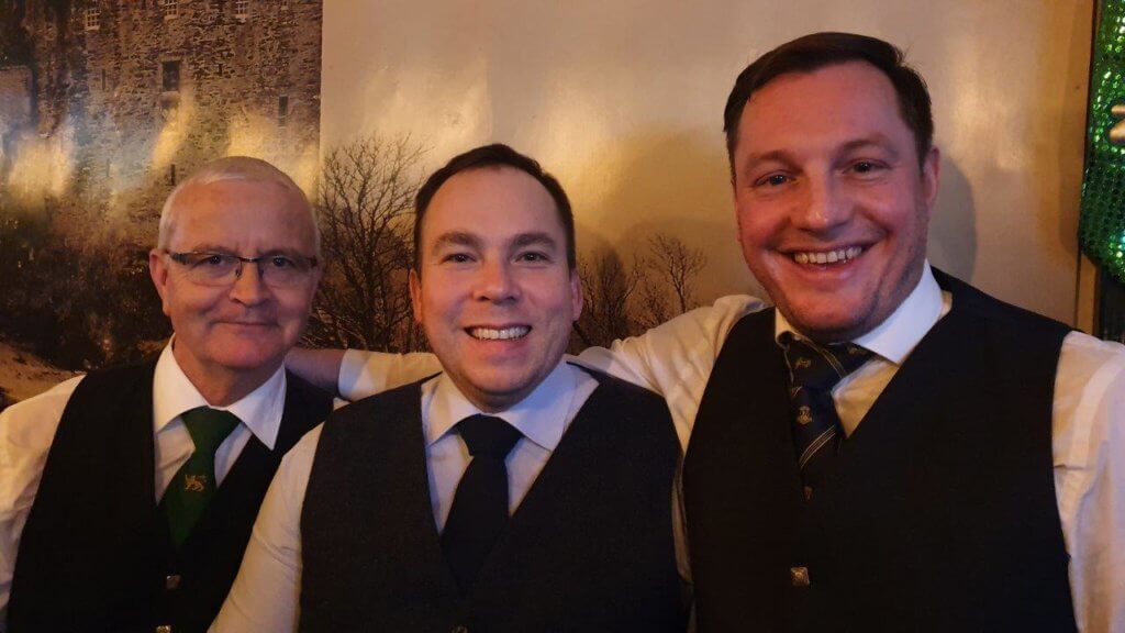 Andreas Hambsch, die Schweizer Dudelsackschule von Ruedi Attinger und Daniel „Shorty“ Schütz von Swiss Pipers und deren Schüler spenden an Sterntaler