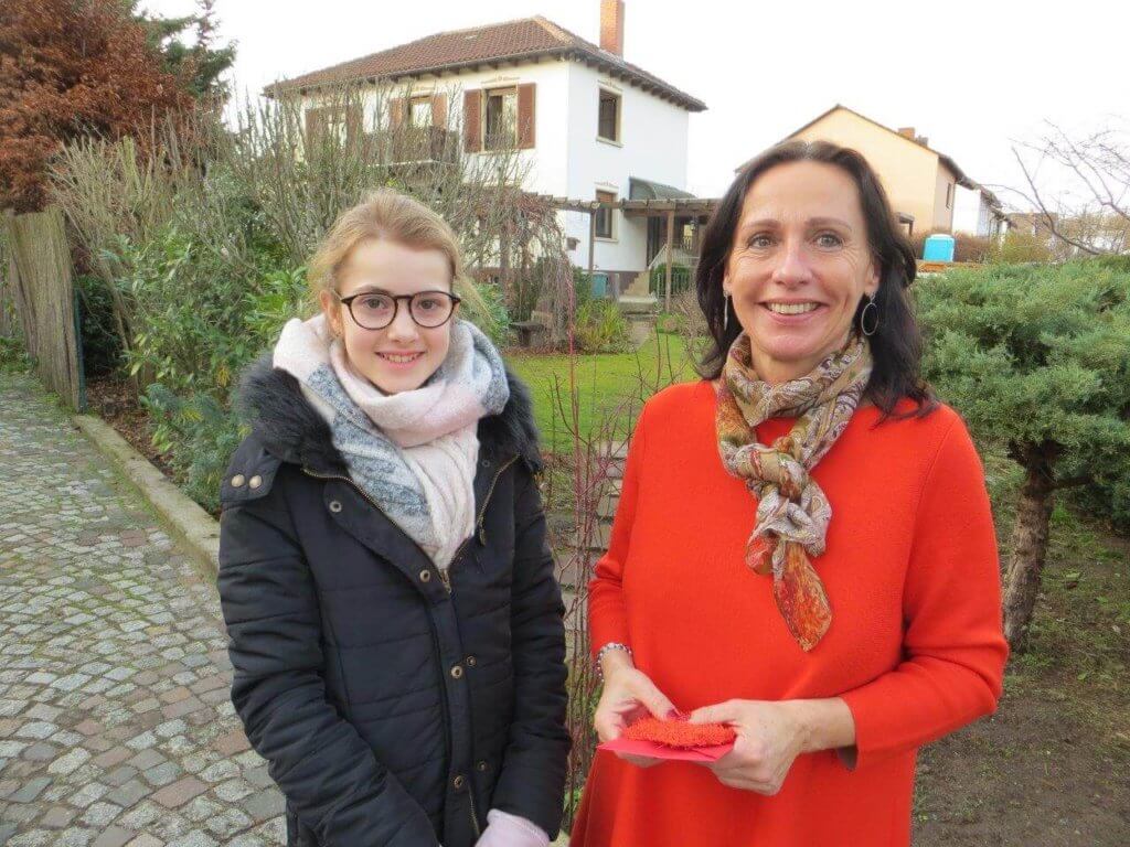 Rheinhäuser Nachwuchs-Hobbykünstlerin übergibt Spende an Kinderhospiz