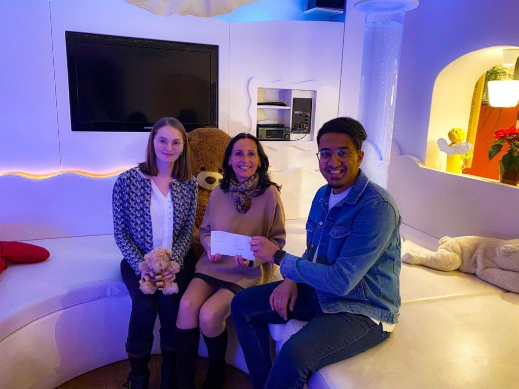 Daniela & Temoor vom „Team Monkey“ unterstützen das Kinderhospiz