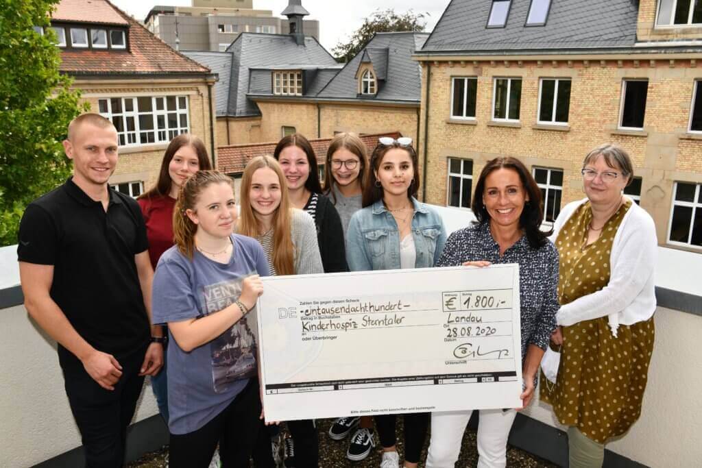 Großzügige Spende der Abschlussklasse 10s der Maria-Ward-Schule Landau