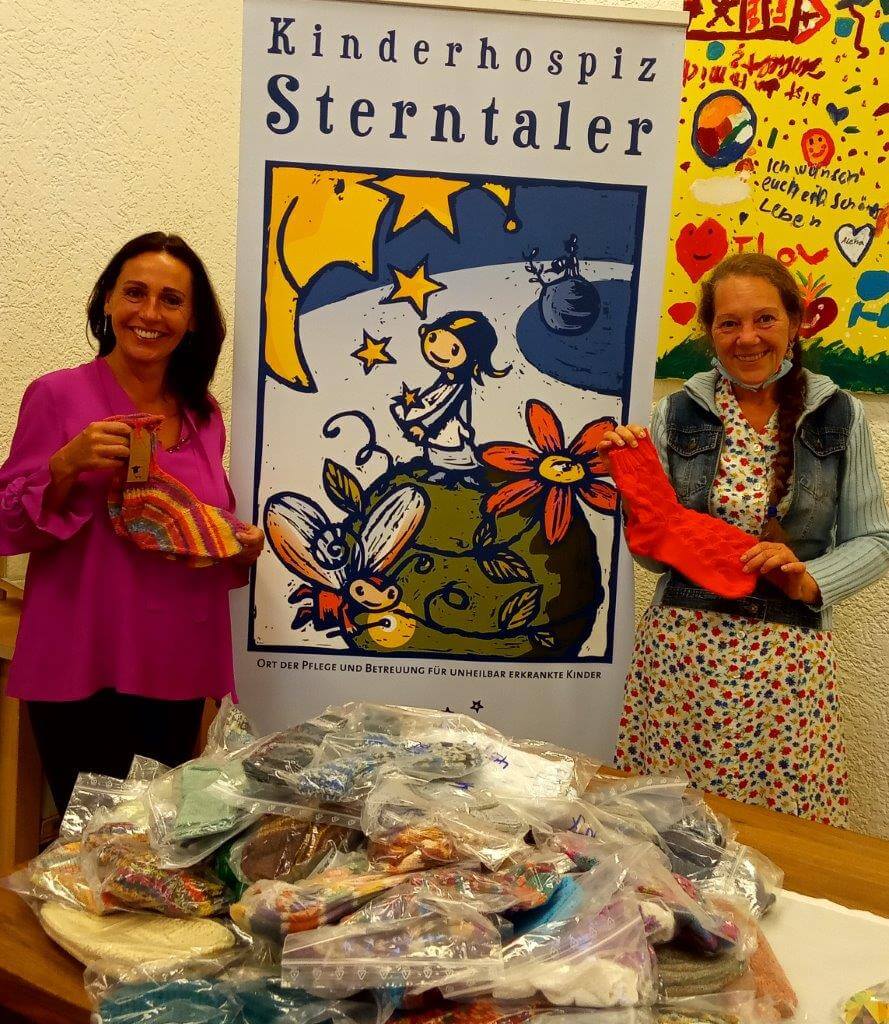 Handarbeitsgruppe “Knubbelchen und mehr” umsorgen Sterntaler