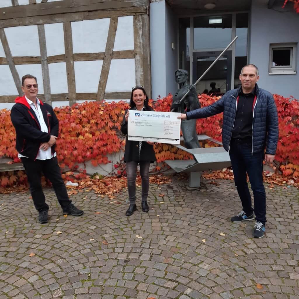 Lämerscher Wasserhinkel Fasenachter übergeben an Kinderhospiz Sterntaler