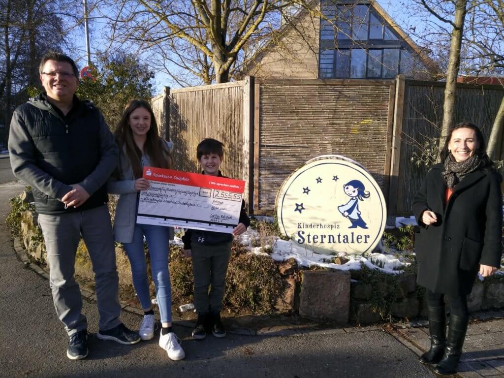 Schokoküsse und Kokosbälle als süße Grüße an die Kinder