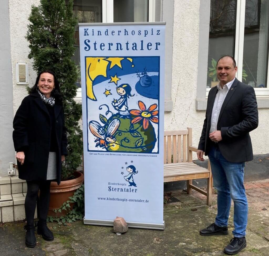 Achim Freitag übergibt Scheck aus „Spendenaktion Kinderduft“