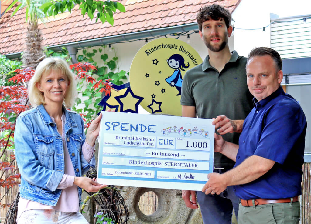 Die Beförderten der Kriminaldirektion spendeten 1.000 Euro an das Kinderhospiz Sterntaler