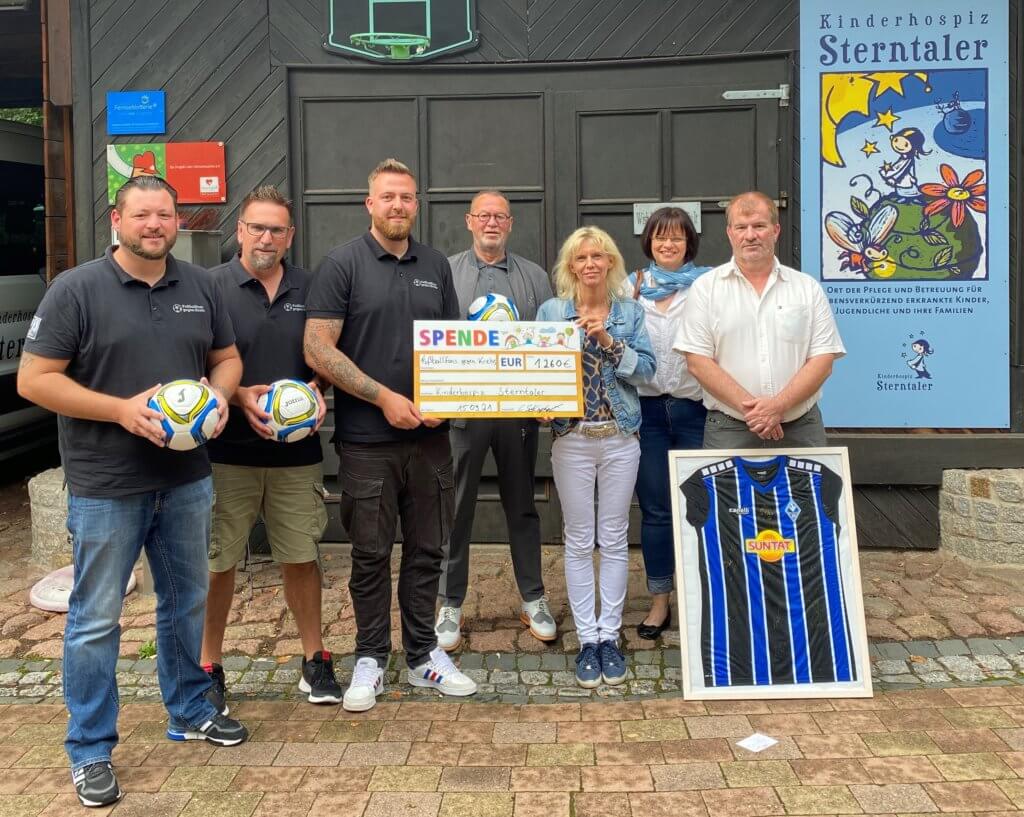 Spendenübergabe „Fußballfans gegen Krebs“ an Sterntaler