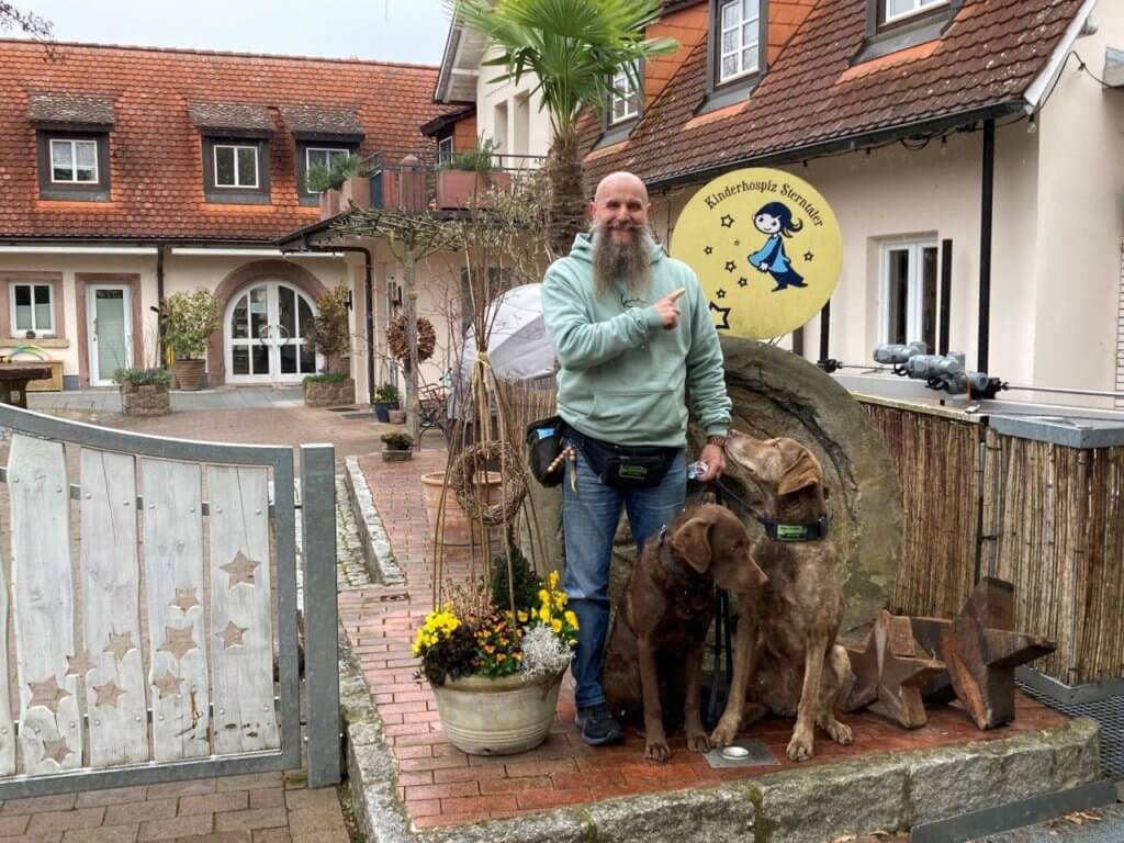 Freudiges Wiedersehen mit Sterntaler-Botschafter Holger Schüler, Dakota und Anoki