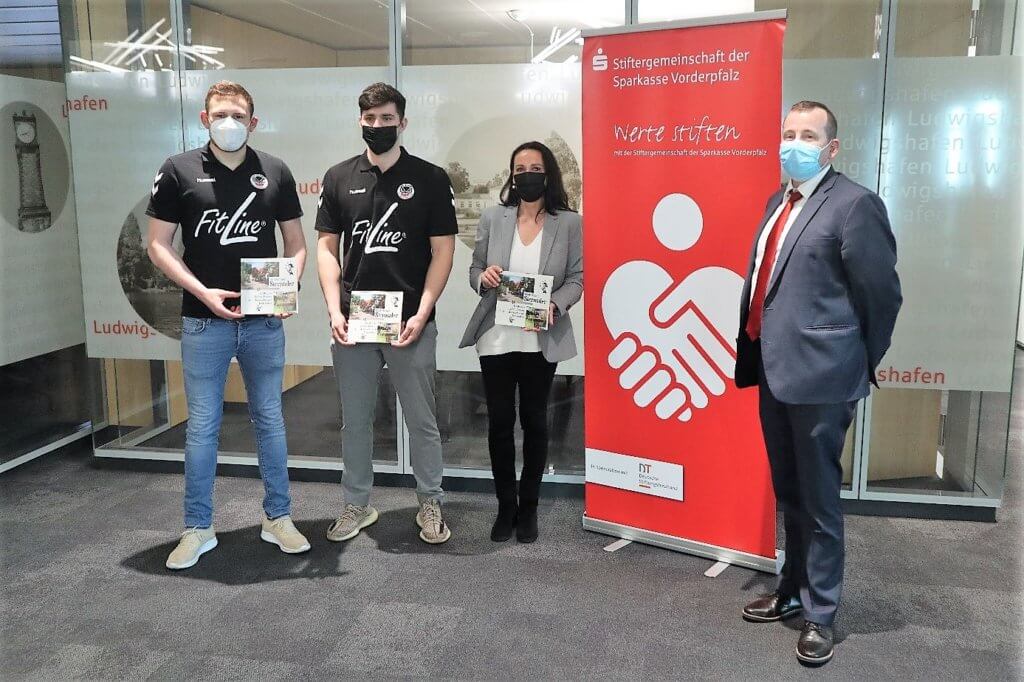 Handballer der Eulen Ludwigshafen begleiten Spendenübergabe der Stiftergemeinschaft  Sparkasse Vorderpfalz
