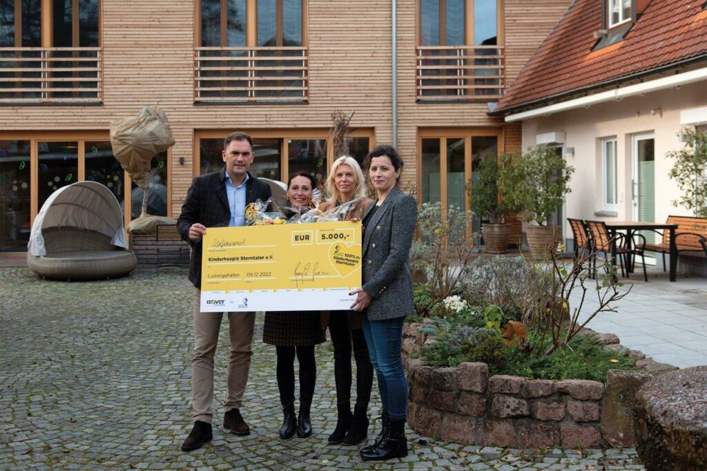 ISOVER überreicht Scheck an das Kinderhospiz Sterntaler