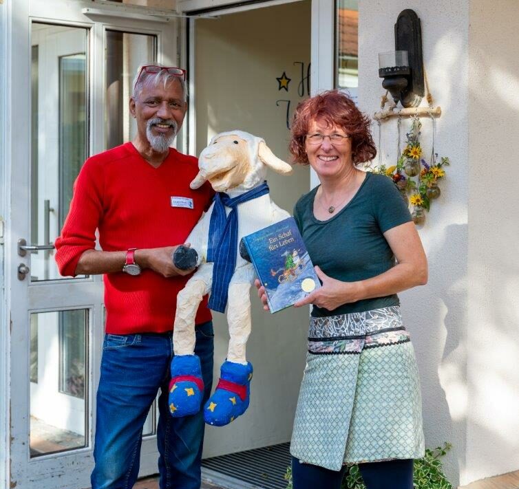 Ein Schaf und ein Wolf zu Besuch im „Kinderhospiz Sterntaler“