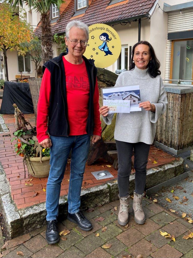 Auf der Berghütte in den Südtiroler Bergen zugunsten der Sterntaler