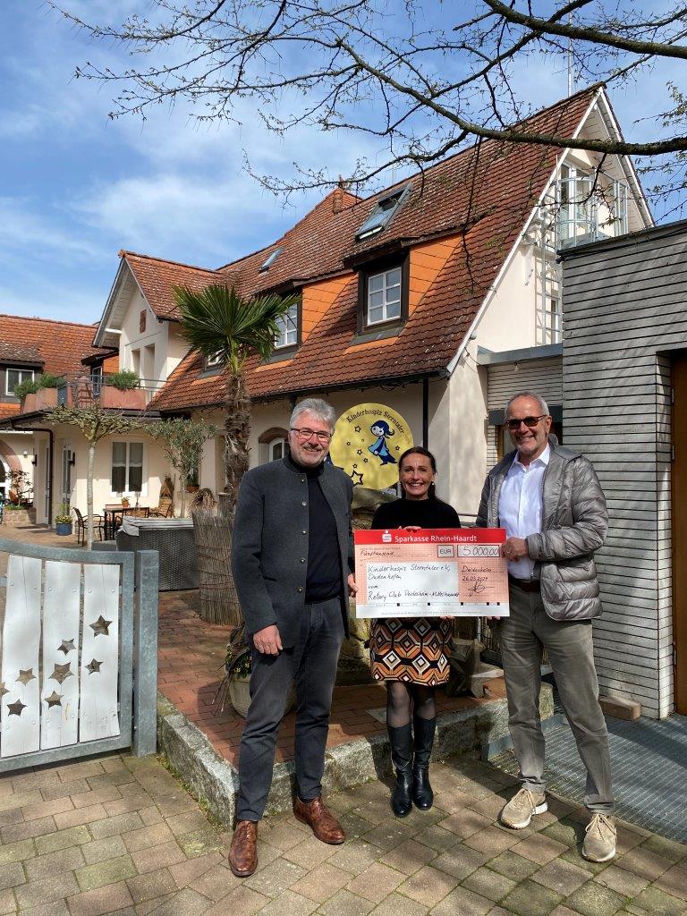 Der Rotary Club Deidesheim-Mittelhaardt unterstützt Fortsetzung der Klinikclown-Besuche im Kinderhospiz Sterntaler