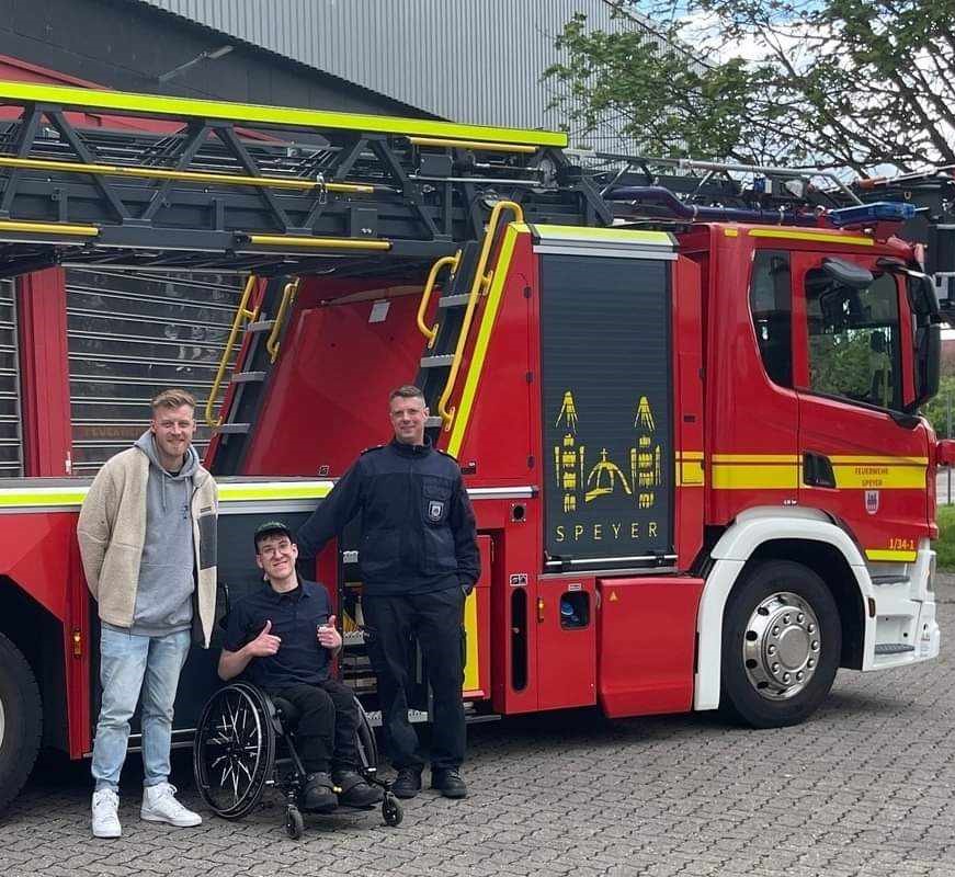 Lukas und Sem zu Besuch bei der Blaulicht-Familie