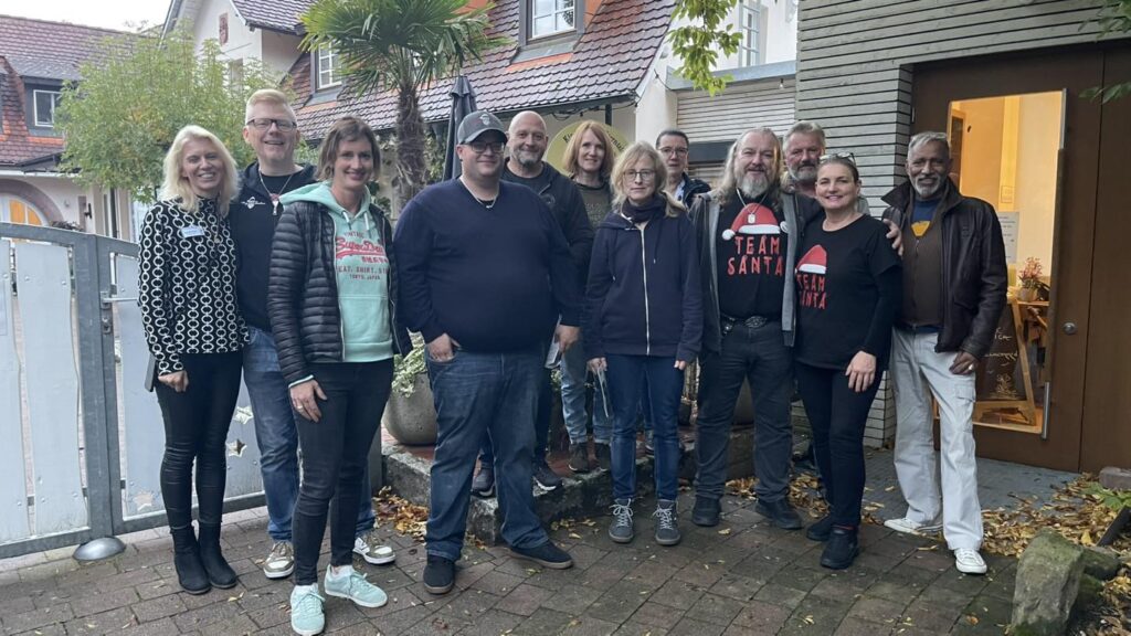 Nicht nur zur Weihnachtszeit… Patrick Kuntz und seine Harley Davidson riding Santas sind als Sterntaler-Botschafter rund ums Jahr für das Kinderhospiz aktiv.
