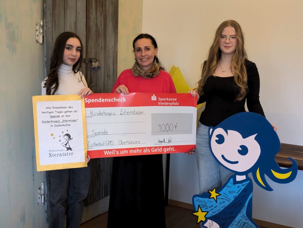 Die Schülersprecherinnen der Eichenhof GMS überreichen Spende