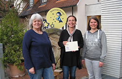 Anita und Tochter Kathrin Krauss Spenden Kondolenzgaben an Sterntaler