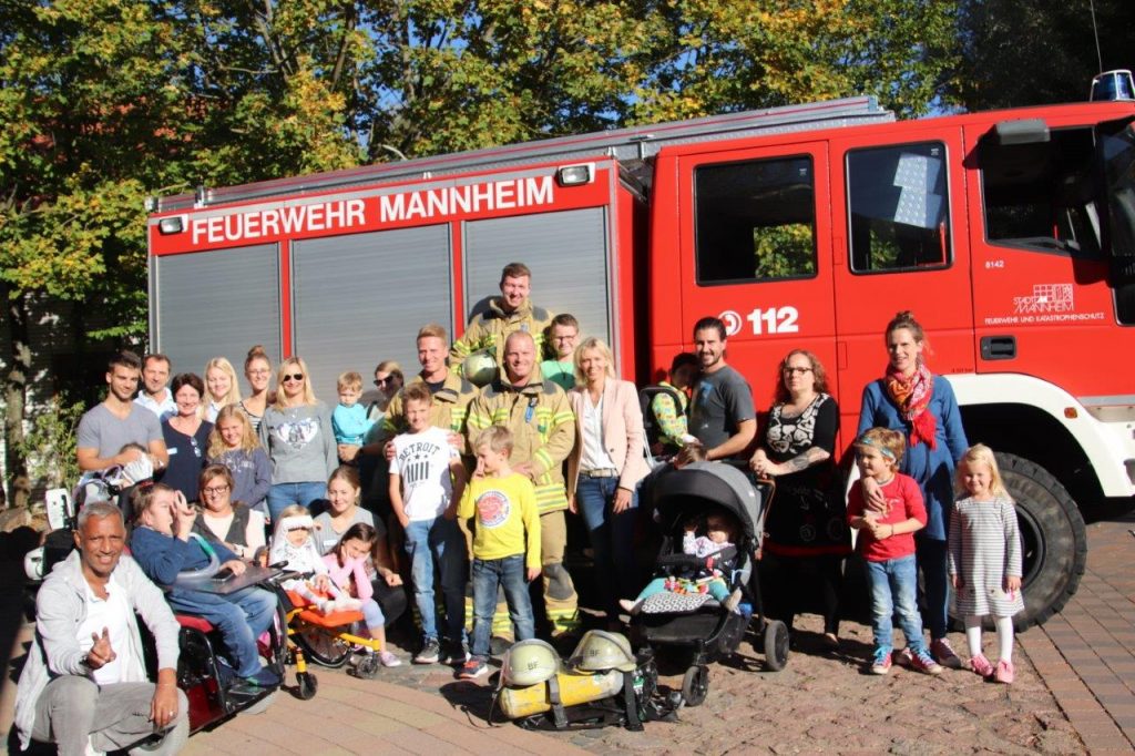 Familien-Nachmittag in Farben des Herbstes und der Feuerwehr