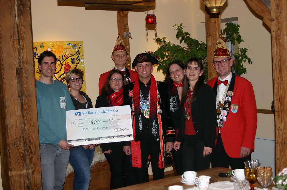 Spendenübergabe im Kinderhospiz Sterntaler durch die Benserobber