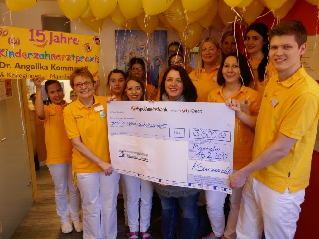 Kinderzahnarztpraxis Dr. Angelika Kommerell spendet an Sterntaler