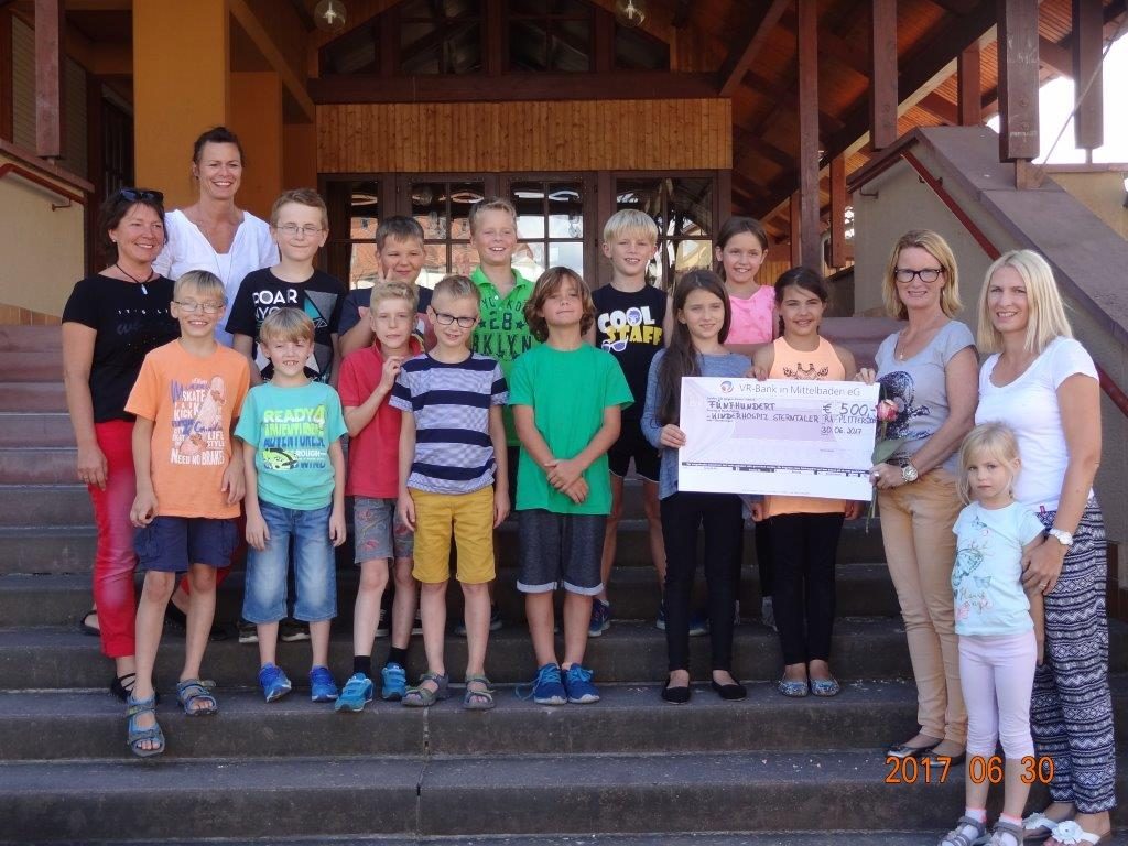 Die Kommunionskinder aus Plittersdorf spenden an das Kinderhospiz Sterntaler