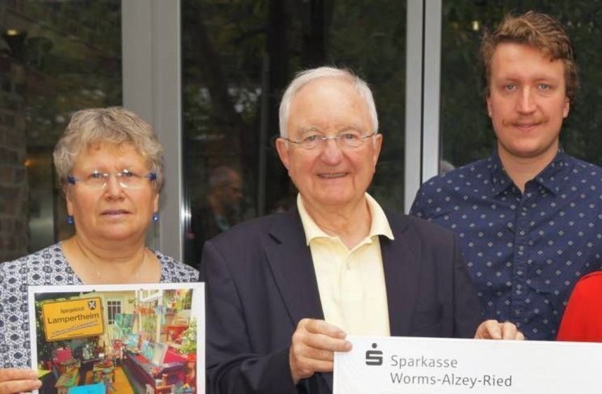 Familie Hummel übergibt Spende an Kinderhospiz Sterntaler