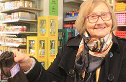 Halina strickt Socken für den guten Zweck