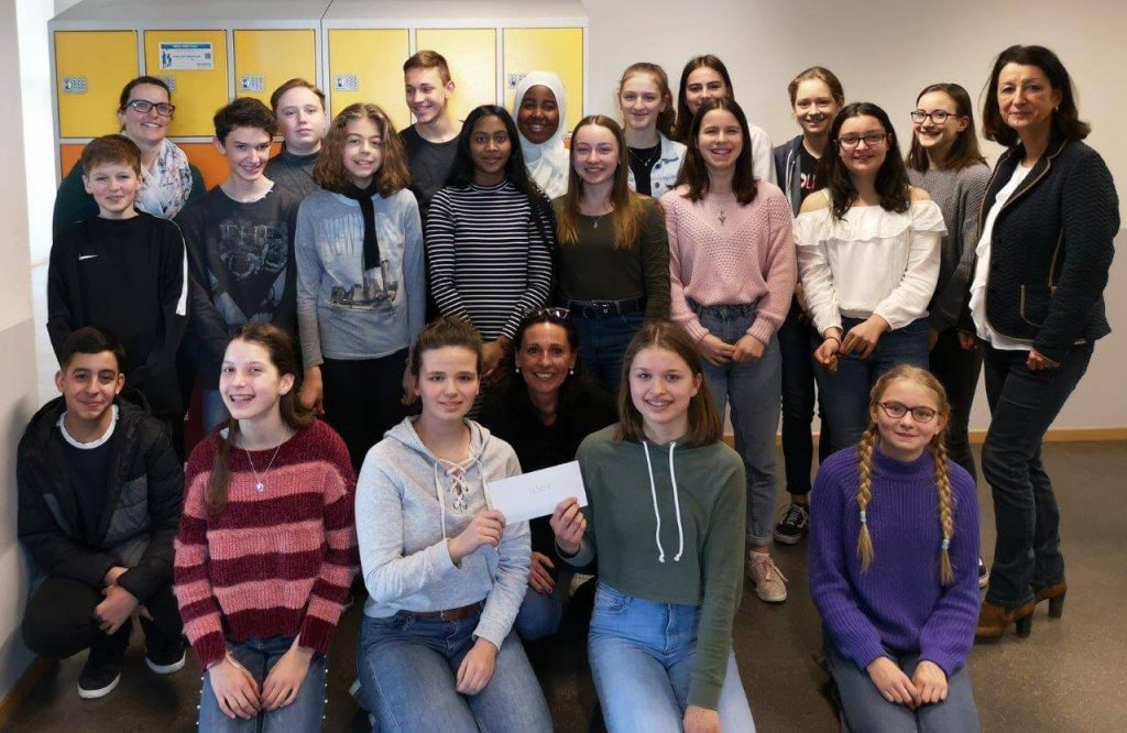 Klasse 8f des Lessing-Gymnasiums verkaufte Kuchen für den guten Zweck