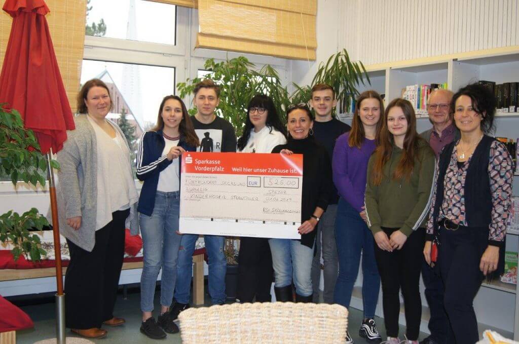 Spende der Realschule plus Siedlungsschule Speyer an das Kinderhospiz Sterntaler Dudenhofen